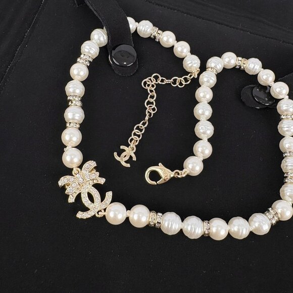 Lustrous Pearl Choker with Signature Embellishment - Picture 7 of 7